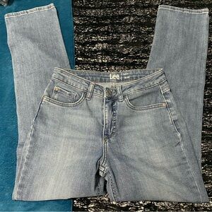 AI DESCRIPTION: Lee straight leg jeans